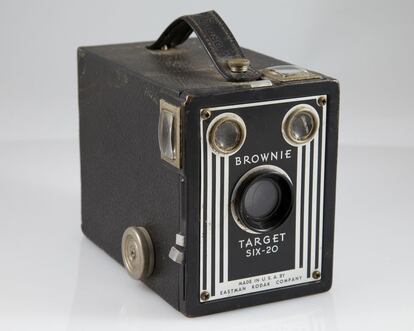 Un modelo de la cámara Brownie, vendido en la década de los años 40. Los distintos modelos de Brownie se vendieron hasta finales de los 60.