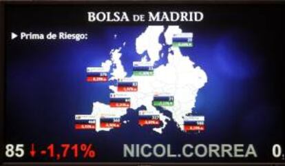 Monitor en la bolsa de Madrid que muestra la prima de riesgo de varios países europeos entre ellos la de España. EFE/Archivo