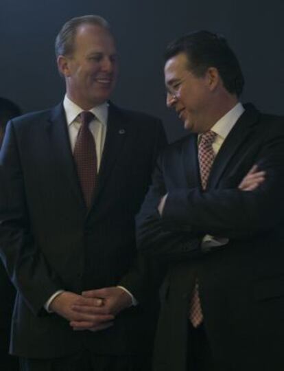 Kevin Faulconer, alcalde de San Diego, y Jorge Astiazarán, alcalde de Tijuana, el viernes tras la entrevista con EL PAÍS en Tijuana.