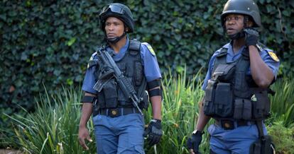 Dos agentes de la Polic&iacute;a sudafricana. 