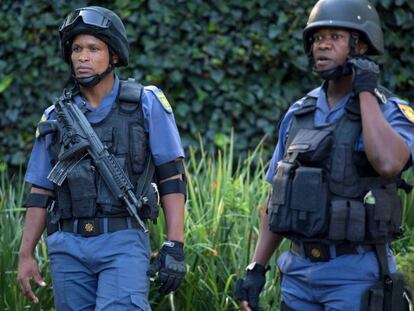 Dos agentes de la Polic&iacute;a sudafricana. 