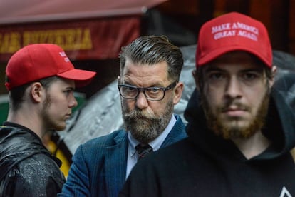 Gavin McInnes, en su hábitat natural, entre gorras de "Make America Great Again".