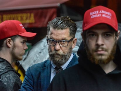 Gavin McInnes, en su hábitat natural, entre gorras de "Make America Great Again".