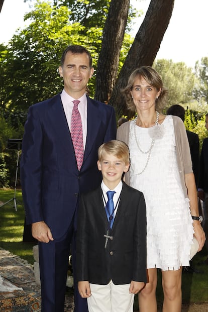 Miguel Urdangarín posa junto a sus padrinos de bautismo, su tío el príncipe Felipe y su tía Lucía Urdangarín.