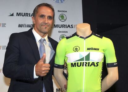 Jon Odriozola posa con el maillot que lucirá el nuevo equipo ciclista vasco.