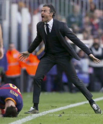 Luis Enrique protesta l'entrada de Filipe Luis sobre Messi.
