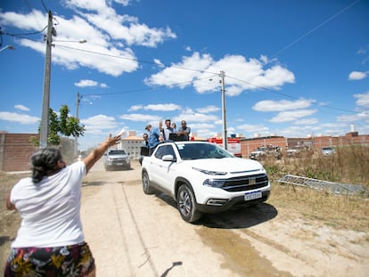 A agricultora Maria de Fátima entrega carta ao presidente Jair Bolsonaro.