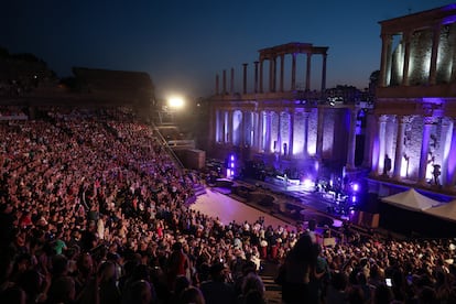 El público asistente al concierto de Raphael en el teatro romano de Mérida, el domingo 15 de junio.