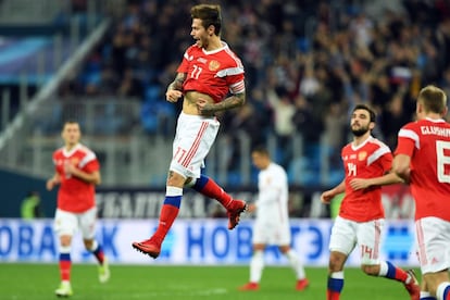 El jugador ruso Fedor Smolov celebra el tercer gol de su equipo ante el combinado español.