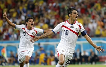 Bryan Ruiz (d) celebra un gol ante Grecia.