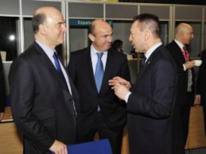 El ministro espa&ntilde;ol de Econom&iacute;a, Luis de Guindos (c), conversa con los ministros de Finanzas franc&eacute;s, Pierre Moscovici (izq), y griego, Yannis Stournaras (dcha), durante su participaci&oacute;n en una reuni&oacute;n informal de ministros de Econom&iacute;a y Finanzas de la Uni&oacute;n Europea en Dubl&iacute;n (Irlanda) hoy, viernes 12 de abril de 2013.