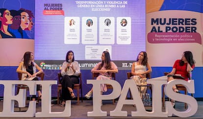 Cecilia Galván, investigadora de Civic Compass; Fiorella Fabbri, gerente de comunicación corporativa de Google México; Glenda Mitchel, gerente de políticas públicas de Meta México y Grecia Macías, abogada, Red en Defensa de los Derechos Digitales, participan en la mesa titulada 'Desinformación y violencia de género en línea rumbo a las elecciones'.