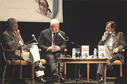 De izquierda a derecha, el ex presidente del Gobierno español, Felipe González; el ex zar terrorista de EE UU, Richard A. Clarke; y el consejero delegado de PRISA, Juan Luis Cebrián, durante la presentación del libro de Clarke 'Contra todos los enemigos'.
