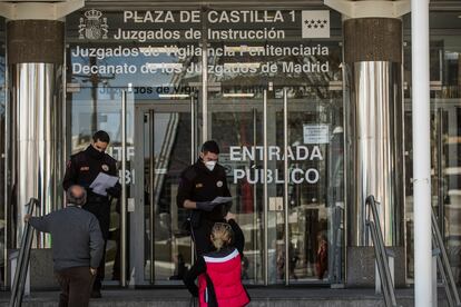 Dos guardias de seguridad de los juzgados de Plaza Castilla, en Madrid, controlan, el pasado viernes, que solo accedan personas con cita.