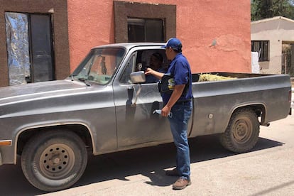 Edgar Palomino Ayón durante su recorrido por las calles de Cucurpe, Sonora.