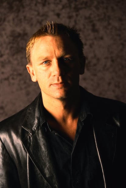 Daniel Craig ha sido elegido en diversas ocasiones como uno de los hombres mejor vestidos.​ Una de las escenas de Craig en la película 'Casino Royale', donde él aparece saliendo del mar usando un traje de baño, le sirvió para etiquetarlo como un hombre símbolo sexual de la década.El actor británico, retratado en 2001.