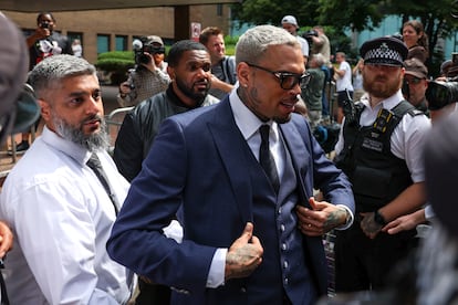 Chris Brown, a su salida este viernes  de la Corte de Southwark, en Londres.