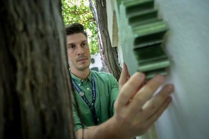 El estadounidense Austin Gardner, junto a uno de sus sensores para medir los beneficios climáticos de las parras.