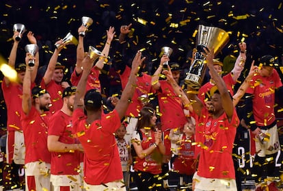 Los jugadores del CSKA celebran el título conquistado en la Final Four de Vitoria en 2019. efe