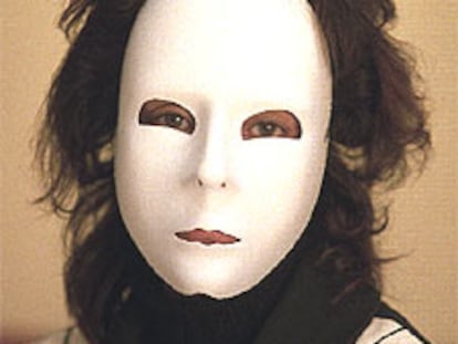 Souad, autora de Quemada viva, con una máscara para proteger su identiad.