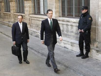 I&ntilde;aki Urdangarin, acompa&ntilde;ado por su abogado, acude a los juzgados de Palma de Mallorca para declarar. 