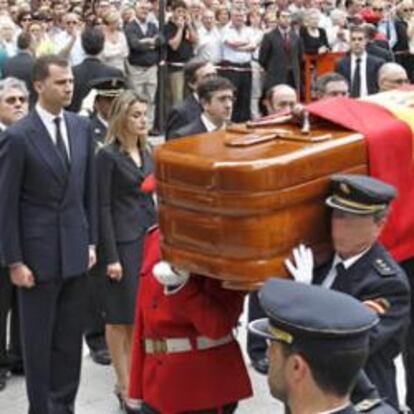 Miembros de las fuerzas de seguridad llevan el cuerpo del fallecido Eduardo Puelles