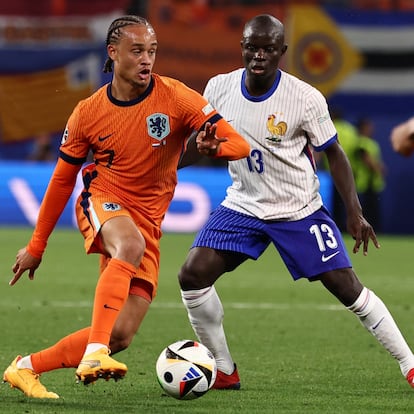 Leipzig (Germany), 21/06/2024.- Xavi Simons (L) of the Netherlands and N'Golo Kante of France in action during the UEFA EURO 2024 Group D soccer match between Netherlands and France, in Leipzig, Germany, 21 June 2024. (Francia, Alemania, Países Bajos; Holanda) EFE/EPA/ANNA SZILAGYI
