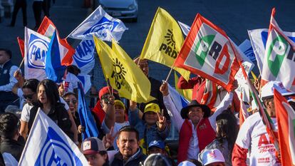 Simpatizantes del PAN, PRI y PRD ondean banderas durante la campaña de Alejandra del Moral por la gubernatura del Estado de México en abril de 2023, en Toluca.