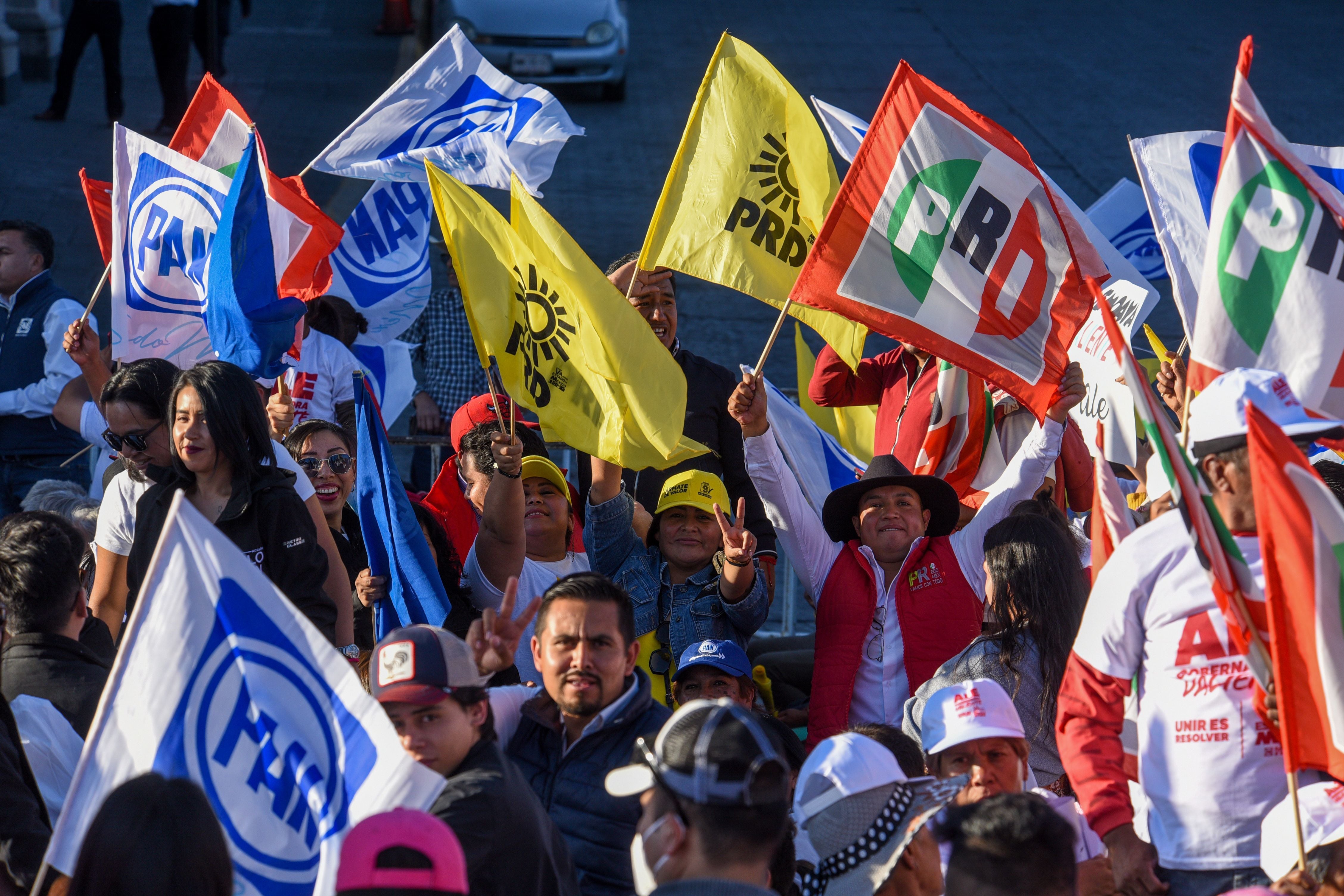 Seguidores del PRI, PAN y PRD ondean banderas de la coalición en un acto de campaña en el Estado de México, el 5 de abril.