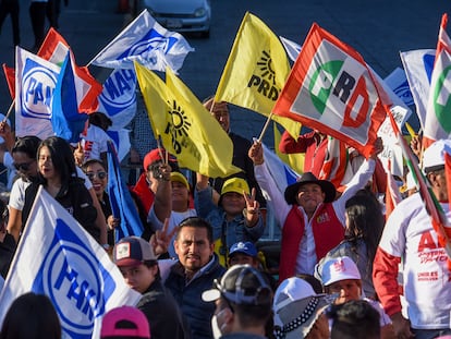 Seguidores del PRI, PAN y PRD ondean banderas de los partidos durante un acto en el Estado de México, el pasado 5 de abril.