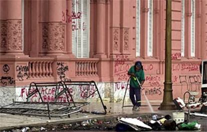 Limpieza ante la Casa Rosada en Buenos Aires tras los enfrentamientos de la noche.