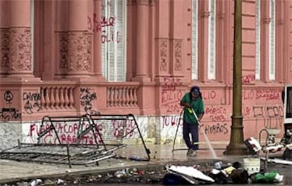 Limpieza ante la Casa Rosada en Buenos Aires tras los enfrentamientos de la noche.