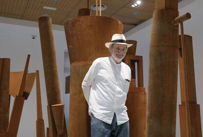 El artista Miquel Navarro ante una de sus obras en la Fundación Bancaja.