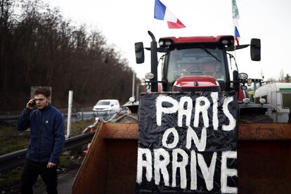 Un tractor exhibía el día 29 un cartel con el mensaje "París llegamos" en un bloqueo de la autopista A15 en Argenteuil, al norte de la capital francesa.