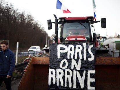 Un tractor exhibía el día 29 un cartel con el mensaje "París llegamos" en un bloqueo de la autopista A15 en Argenteuil, al norte de la capital francesa.