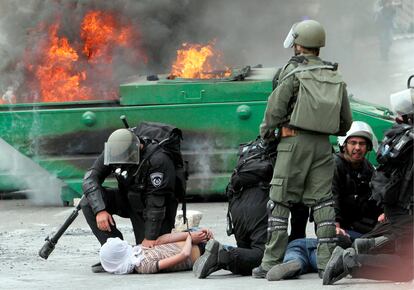 Unos policías israelíes arrestan a unos jóvenes palestinos en Jerusalén Este