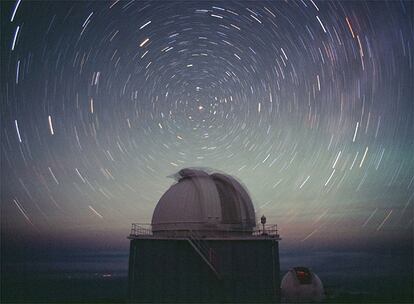 El telescopio Jacobus Kapteyn durante una observación. Este telescopio posee un diámetro de 1 metro y está en el Observatorio del Roque de los Muchachos en la isla canaria de La Palma.