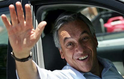 Sebastián Piñera, presidente de Chile entre 2010 y 2014 y posteriormente entre 2018 y 2022, ha muerto este martes al desplomarse el helicóptero en el que viajaba. En la imagen, Piñera durante un acto proselitista en Santiago, el 14 de enero de 2006.