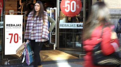 Un comercio durante las rebajas de invierno. 