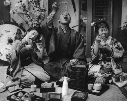 Una familia japonesa come noodles en 1925. |