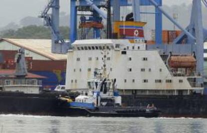 Vista del barco norcoreano Chong Chon Gang atracado en el muelle de Manzanillo de la caribeña ciudad de Colón (Panamá).