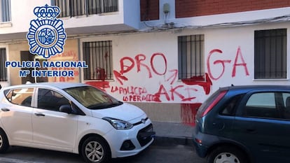 Pintadas en la pared que apuntan a la vivienda en la que supuestamente se vendía droga, en Cádiz.