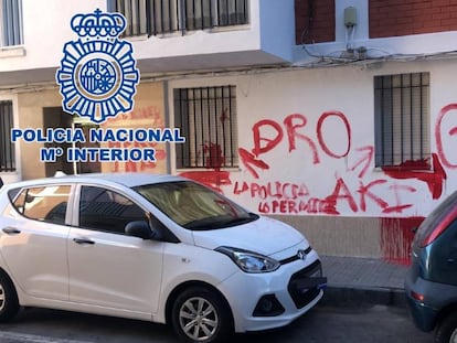 Pintadas en la pared que apuntan a la vivienda en la que supuestamente se vendía droga, en Cádiz.