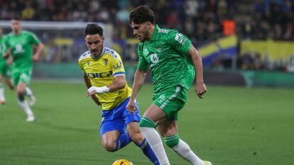 Abde controla el balón ante Iza, lateral derecho del Cádiz.