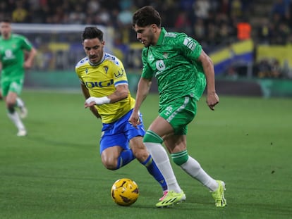 Abde controla el balón ante Iza, lateral derecho del Cádiz.