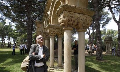 Gerardo Boto junto a los arcos de Palam&oacute;s, el d&iacute;a de junio en que los medios de comunicaci&oacute;n tuvieron acceso al claustro.