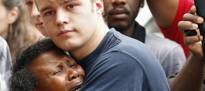 Ciudadanos surafricanos ayer a las puertas de la casa de Mandela.