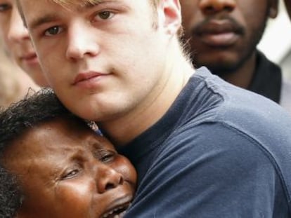 Ciudadanos surafricanos ayer a las puertas de la casa de Mandela.