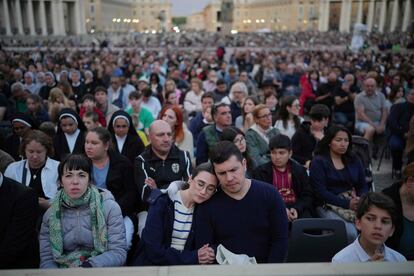 Fieles congregados, en la plaza de San Pedro de el Vaticano, rezaban el lunes el rosario por el Pontífice.