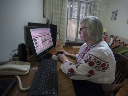 Ludmila Szymanskyj acompanha o noticiário local na internet.
